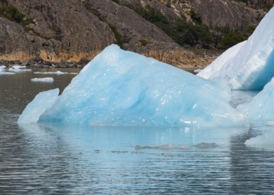 2022-12-11 Argentine Patagonie El Calafate Parc National Los Glaciares Parque Nacional excursion en bateau Lago Argentino iceberg bleu glacier glace paysage montagnes
