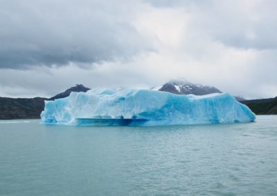 2022-12-11 Argentine Patagonie El Calafate Parc National Los Glaciares Parque Nacional excursion en bateau Lago Argentino iceberg bleu glacier glace paysage montagnes