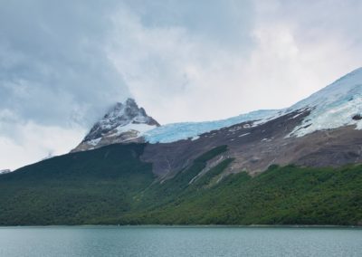 2022-12-11 Argentine Patagonie El Calafate Parc National Los Glaciares Parque Nacional excursion en bateau lac Lago Argentino paysage vue montagnes glacier forêt
